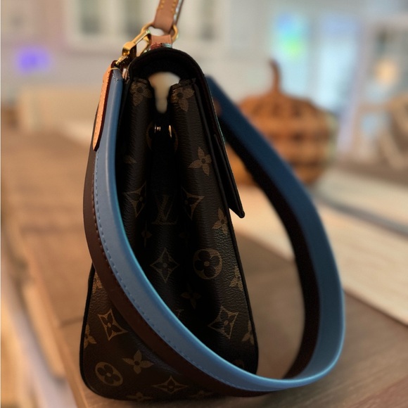 Louis Vuitton Cluny BB with removable leather shoulder strap - Picture 6 of 8